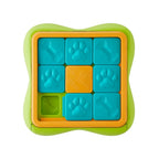 Nina Ottosson Puzzle Challange Slider para perros con tablero interactivo verde, piezas deslizantes azules con huellas y compartimentos