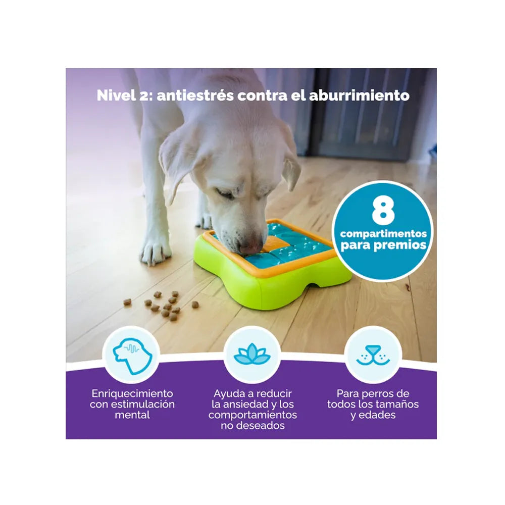 Nina Ottosson Puzzle Challange Slider para perros con tablero interactivo verde, piezas deslizantes azules con huellas y compartimentos