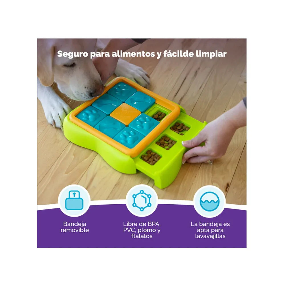 Nina Ottosson Puzzle Challange Slider para perros con tablero interactivo verde, piezas deslizantes azules con huellas y compartimentos