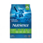 Nutrience Original para Gatitos en bolsa azul y verde con gatito sobre césped y fórmula nutritiva para crecimiento