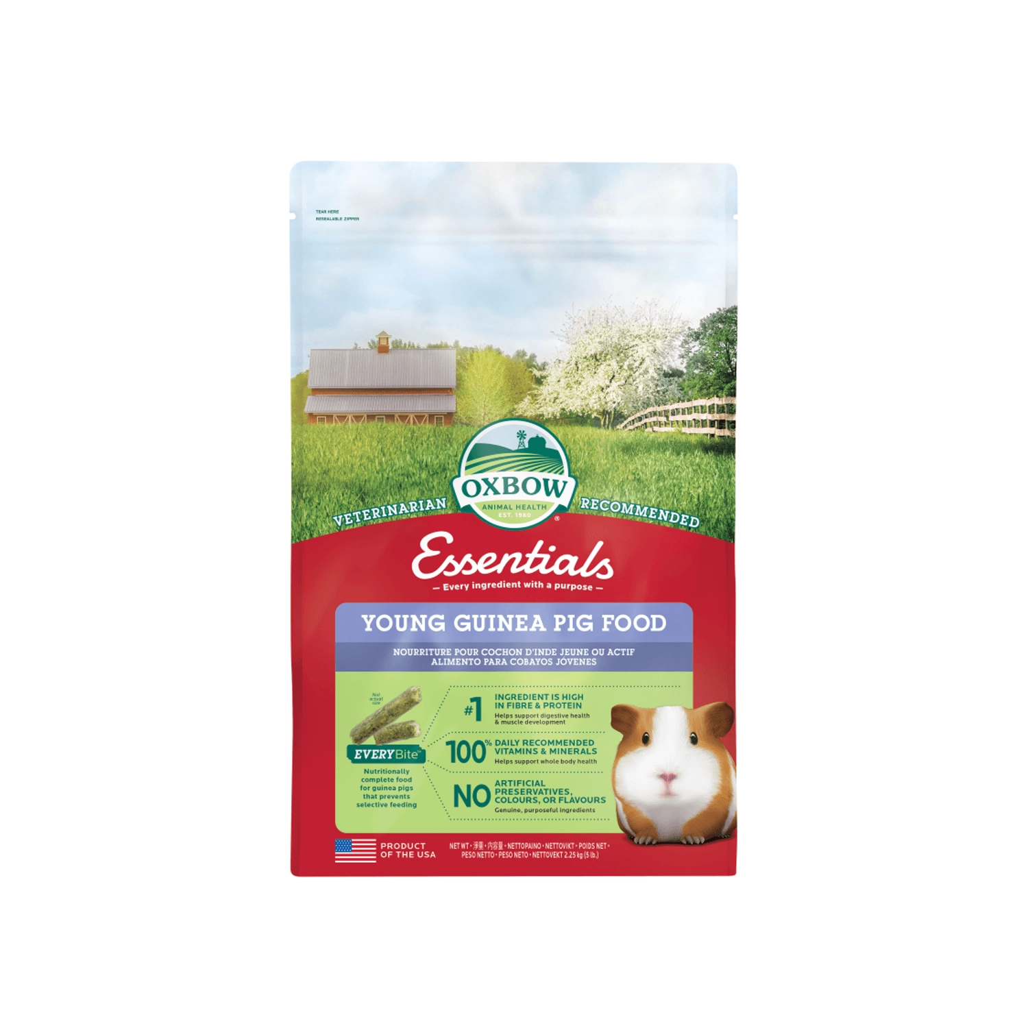 Oxbow "Essentials" Alimento para Cuy Joven en bolsa roja, con pellets e imagen de un cuy sobre fondo de campo.
