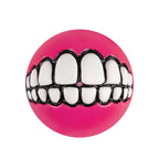 Kong Grinz Balls Pelotas para Perros color rosa con diseño de dientes blancos impresos, juguete resistente para buscar y morder.