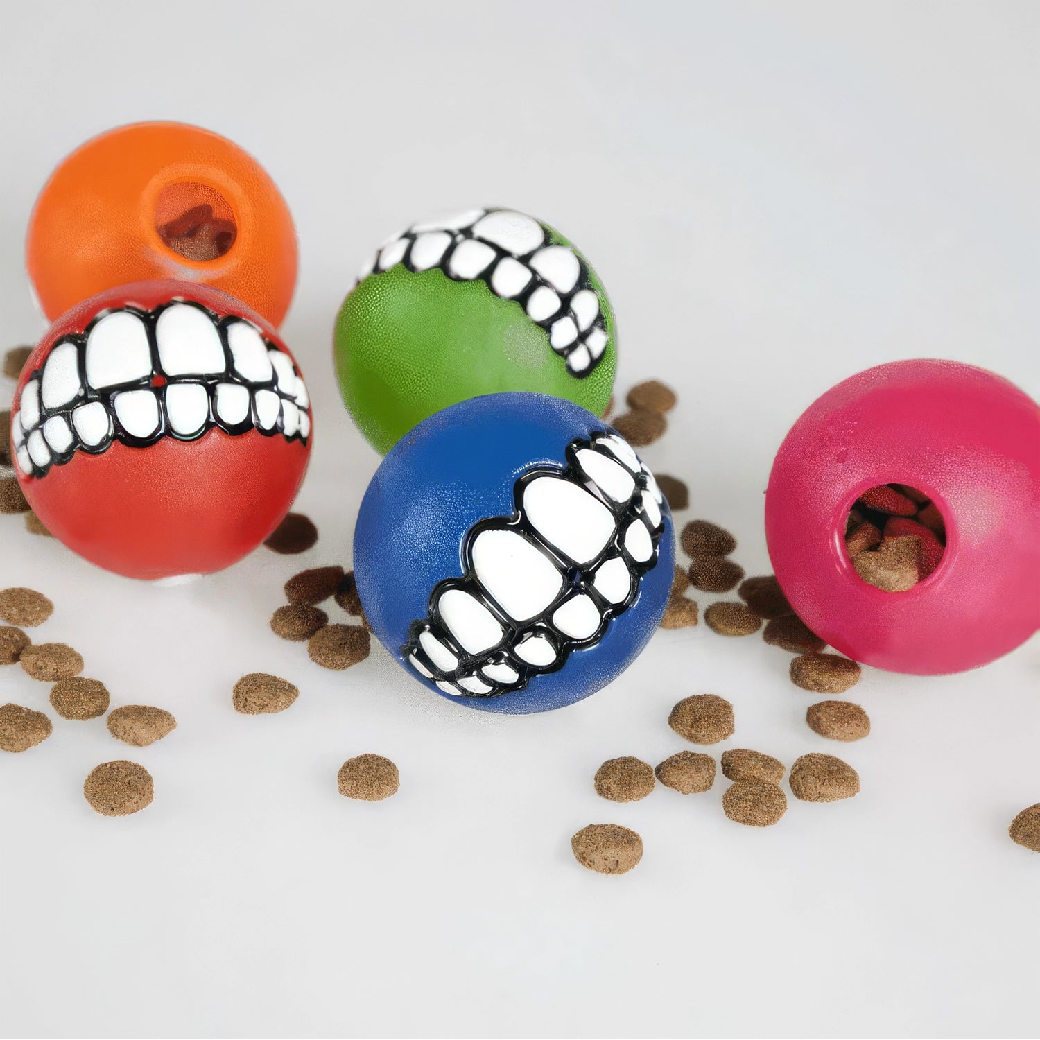 Kong Grinz Balls Pelotas para Perros diseño de dientes blancos impresos, juguete resistente para buscar y morder.