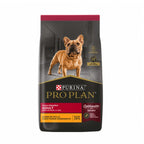 Pro Plan Perro Adulto Razas Pequeñas en bolsa de alimento seco con pollo como primer ingrediente y perro de raza pequeña.