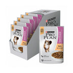 Pro Plan Pouch Gato Esterilizado Pollo con trozos de pollo en salsa, imagen de gato adulto esterilizado y pouch individual.
