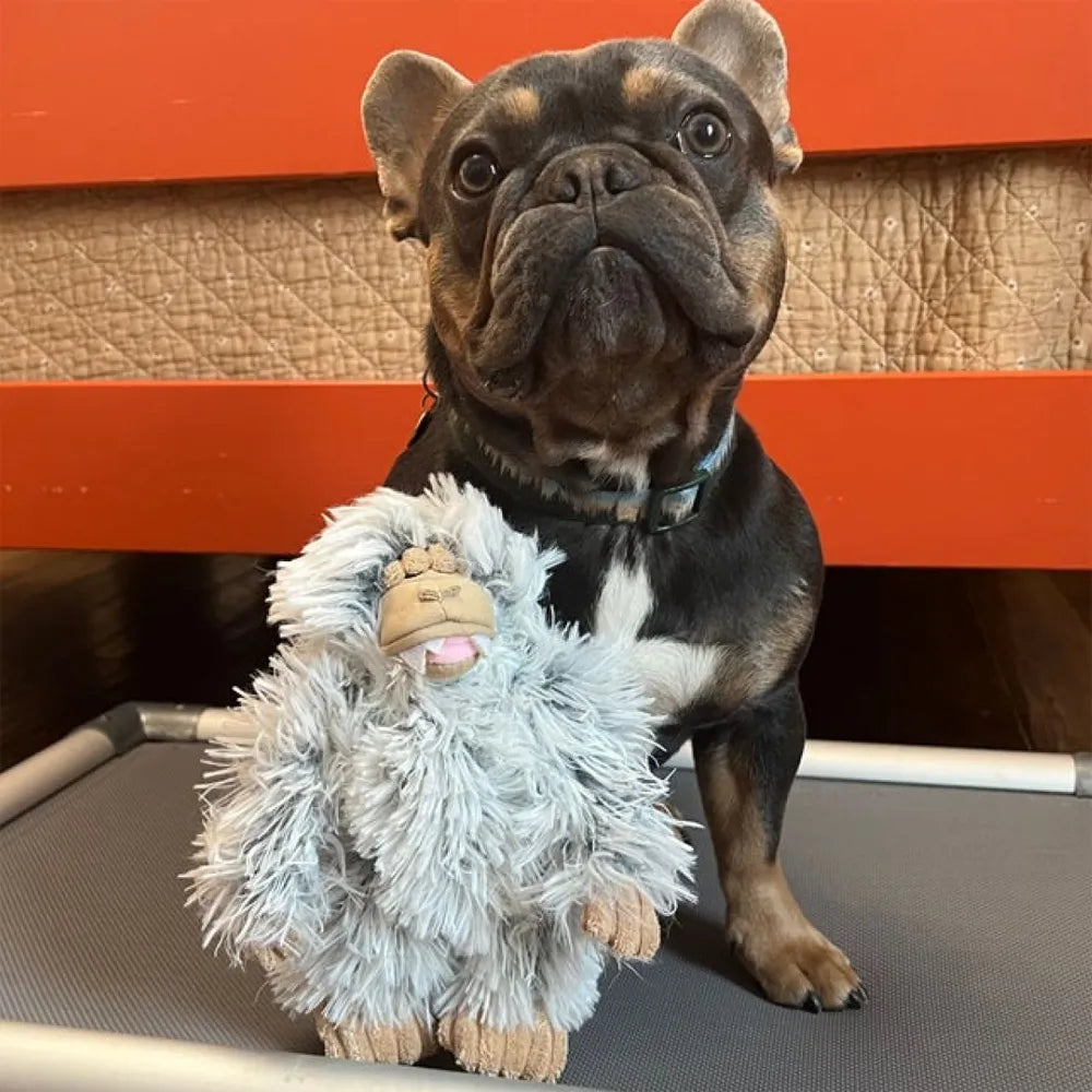 Tall Tails Peluche Mini Yeti con Sonido, juguete para perros de felpa gris con textura suave y diseño de yeti sobre fondo blanco