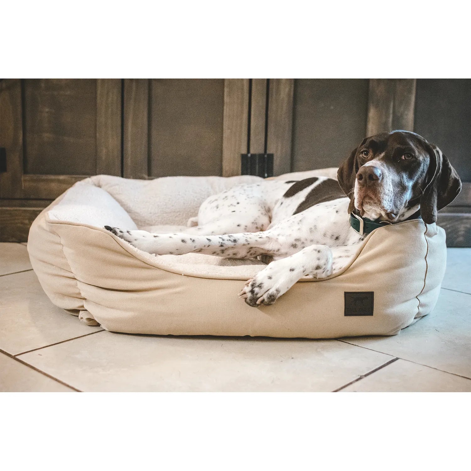 Cama "Bolster" Tall Tails color Khaki para perros, cama acolchada con bordes altos y centro suave afelpado beige