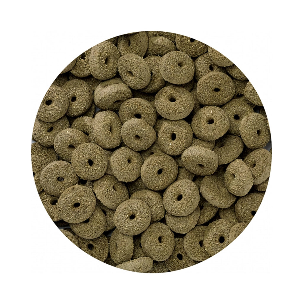 Vitakraft Snack Green Rolls para Pequeños Animales con pellets verdes y conejo, hámster y cobayo en el envase.
