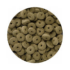 Vitakraft Snack Green Rolls para Pequeños Animales con pellets verdes y conejo, hámster y cobayo en el envase.