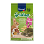 Vitakraft Snack Grünlinge para Pequeños Animales con palitos de alfalfa, conejo, cobayo y hámster en envase verde.