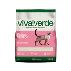 Arena Sanitaria Ecológica Viva Verde en bolsa verde y rosada con gato, arena vegetal de granos mixtos para control de olores