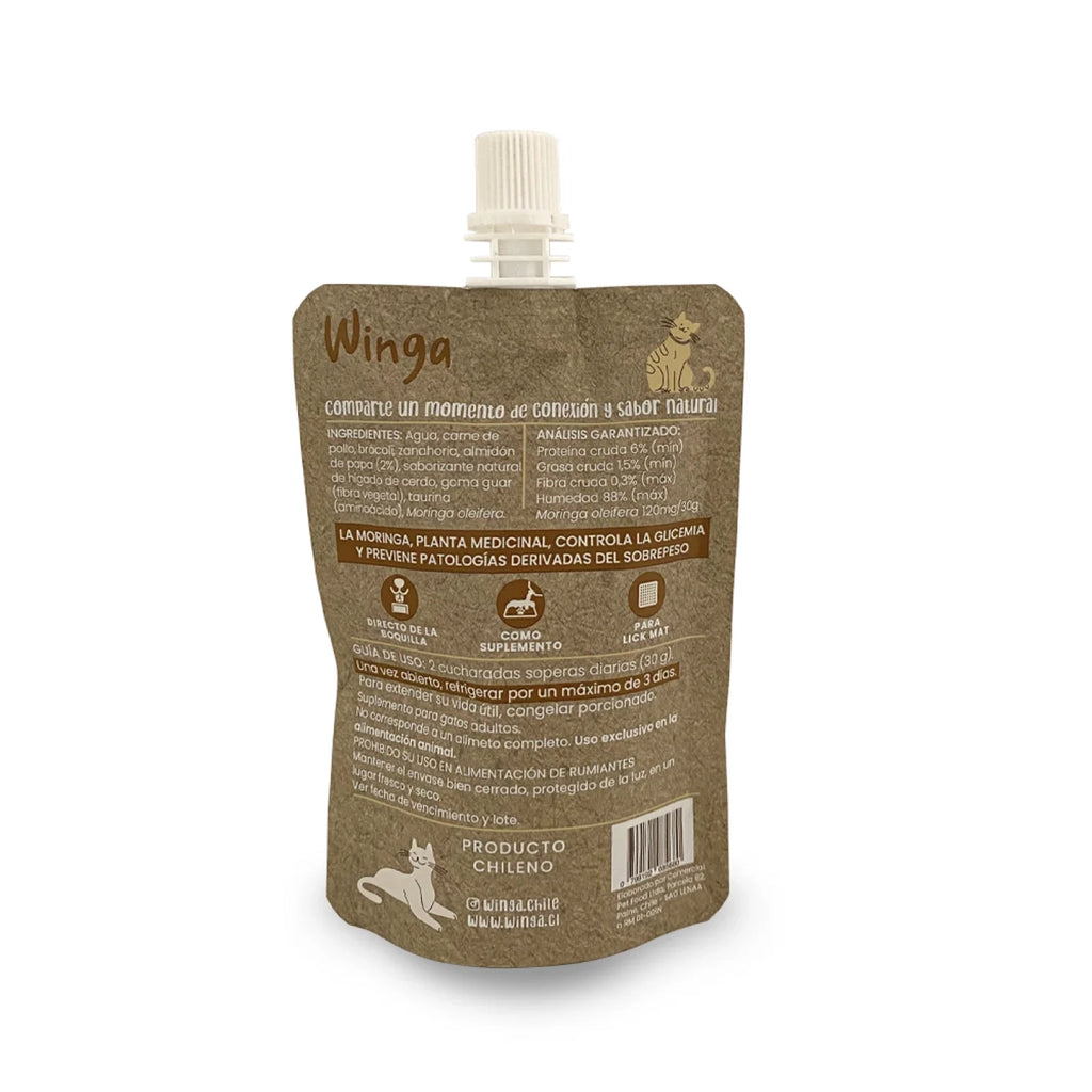Winga Chicken Fiesta Pasta de Pollo para Gatos en pouch de 90 g con tapa, textura cremosa y envase con ilustraciones de gatos.
