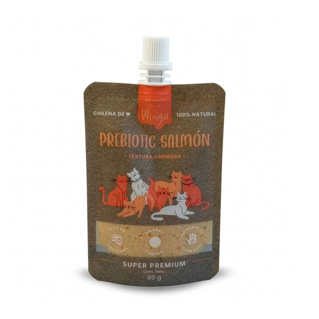 Winga Prebióticos Salmón para Gatos en pouch de 90 g con tapa, textura cremosa, fórmula natural e ilustraciones de gatos.
