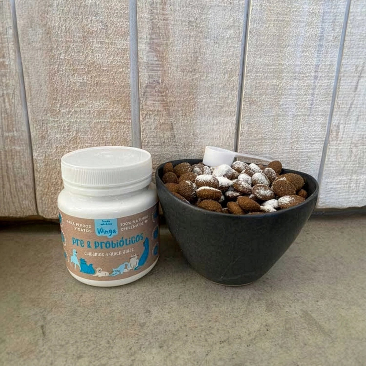 Winga Pre & Probióticos en envase blanco con diseño de mascotas, snack funcional para microbiota intestinal.