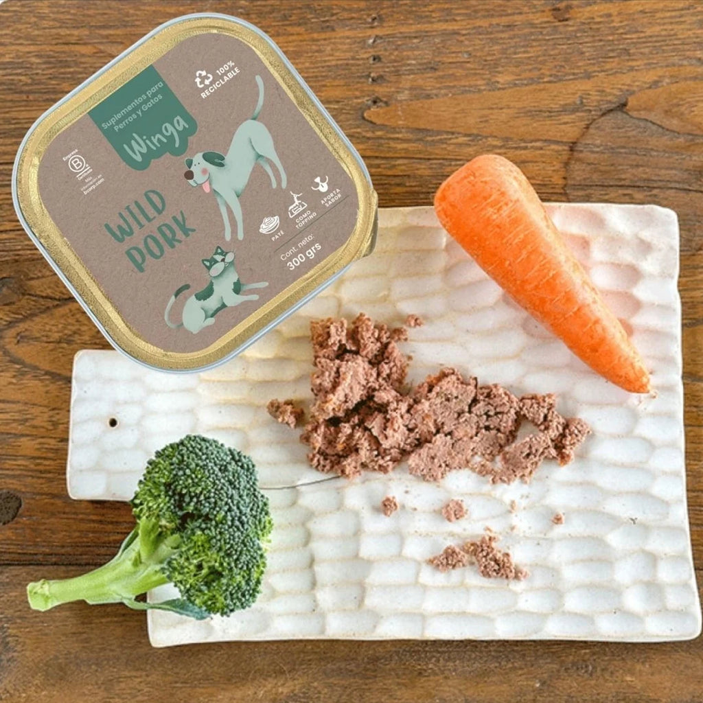 Winga Paté Wild Pork para Perros en envase de 300 g, paté de cerdo con tapa reciclable e ilustraciones de perro y gato.